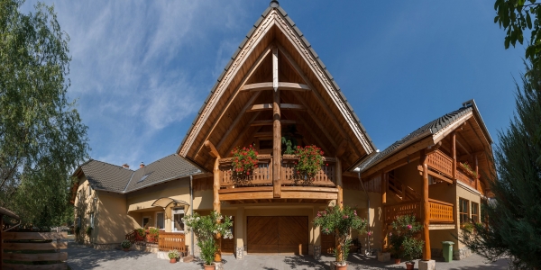 PÁRATLAN APARTMANHÁZ